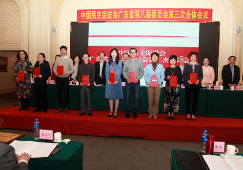 民进省委常委、中山市委会主委周信(左五)领取《关于加强多语种课程建设与招考改革的提案》民进广东省委会