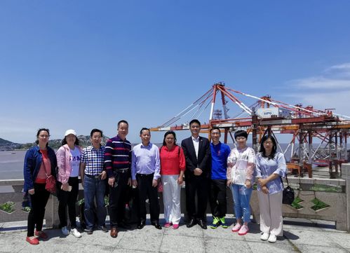 5月28日,参训学员在上海洋山深水港现场教学合影留念。.jpg