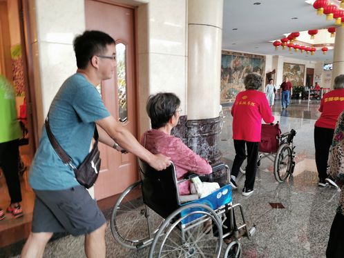 活动结束,送老人们回房间。(剪影三).jpg