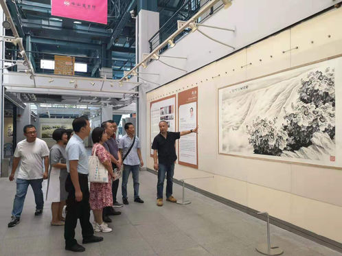 民进侨中支部成员在民进市委委员、市美术馆馆长肖伟的陪同和解说下参观了“为祖国喝彩,盛世花开——中山市