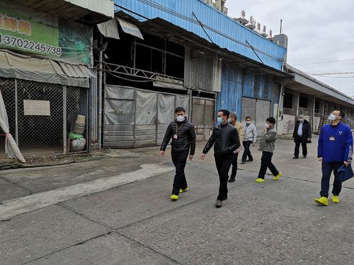 2020年1月27日彭增华（左一）率检查队到东升镇三鸟批发市场督导工作.jpg