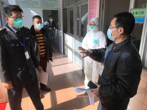 2020年1月29日，民进综合支部成员，板芙镇卫计局办事员薛山（左一）对辖区内板芙医院发热门诊和防控