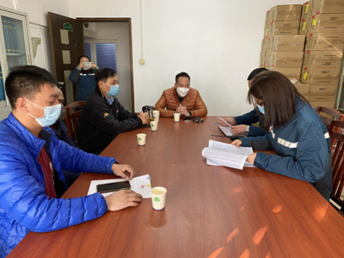 2020年1月30日上午,民进机关支部成员吴世连(左二)参与沙溪汇源社区防控组在中海翠林兰溪园举行的