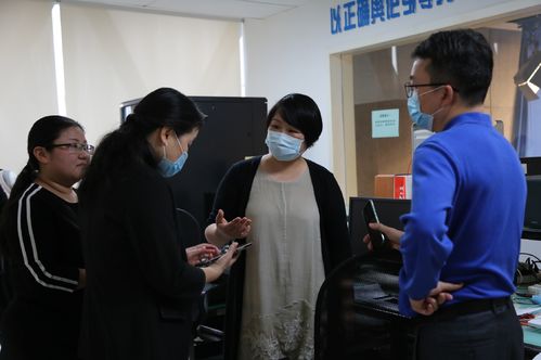 梁雪菊老师(图中)在指导团队录制网课.jpg