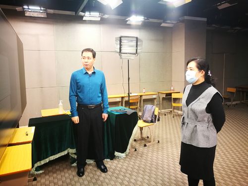 刘燕老师（图右）在指导网课录制.jpg