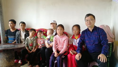 图为胡汉超(右一)在云南大关县走访贫困学生家庭.jpg