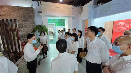 周信主委结合中共党史给会员们讲解中山革命历史.jpg
