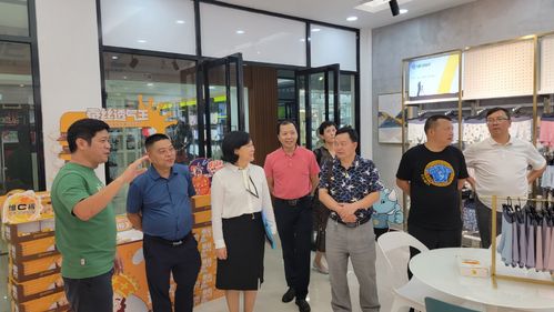 民进中山市委会主委陈玉琼(左三)带民进六盘水调研组参观企业川淇服饰.jpg