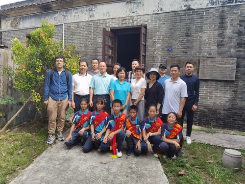 学习组一行在杨仙逸故居前合影留念.jpg