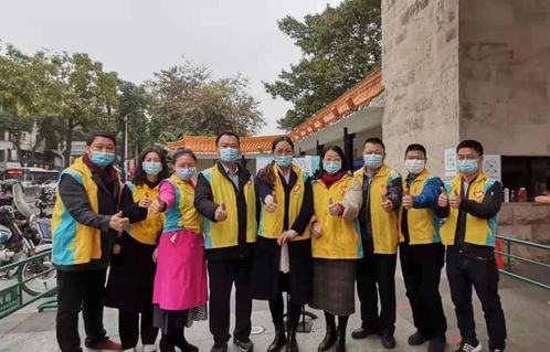 图为陈凤岚(图右四)和志愿者们合影留念.jpg