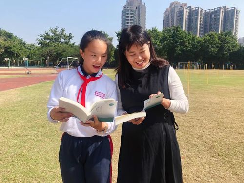 1、2021年11月23日,匡香华老师与石岐中学星语文学社社员在操场交流读书心得。.jpg