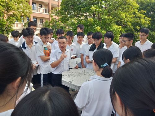 2、2021年9月29日,陈骏简在桂山中学开设日晷校本课程,传播中华传统文化。.jpg