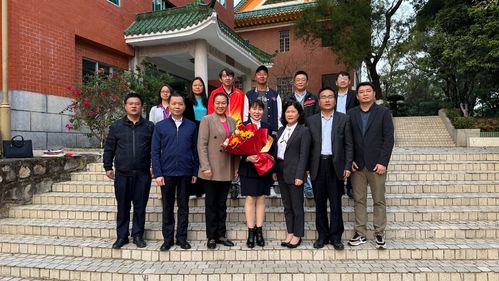 欢送会后民进中山市委会主委陈玉琼(右三) 、全国人大代表赵桂枝(右四)、市委统战部副部长张戴湘(左三
