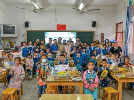 书画名家进校园   油彩飘香润成长