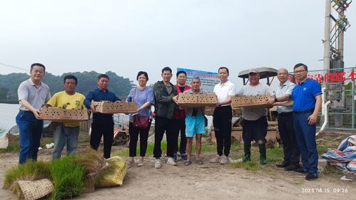 民进科技支农组与农户合影留念.jpg