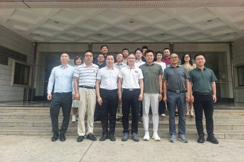 参会人员合影留念.jpg